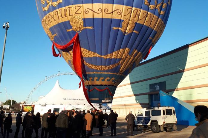 Globo aerostático realizando una promoción