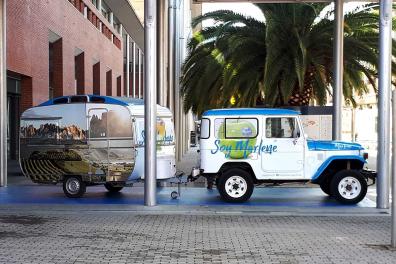 Coche estacionado con la marca del anunciante