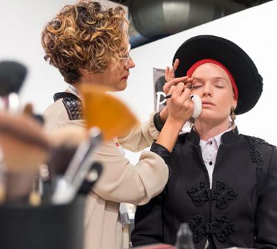 Chica siendo maquillada