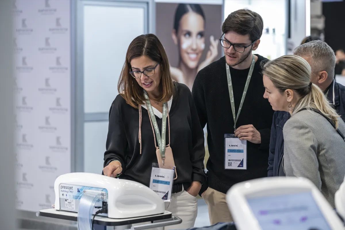 expositores mostrando el funcionamiento de su producto