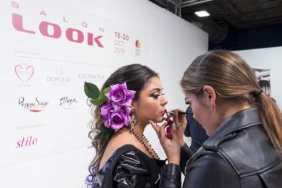 maquilladora trabajando en el salón look