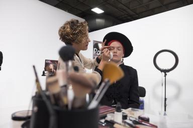 Maquillaje a una modelo durante Salón Look 2019