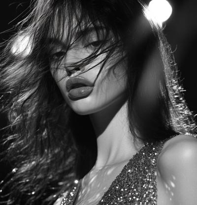 Model looking at Salon Look