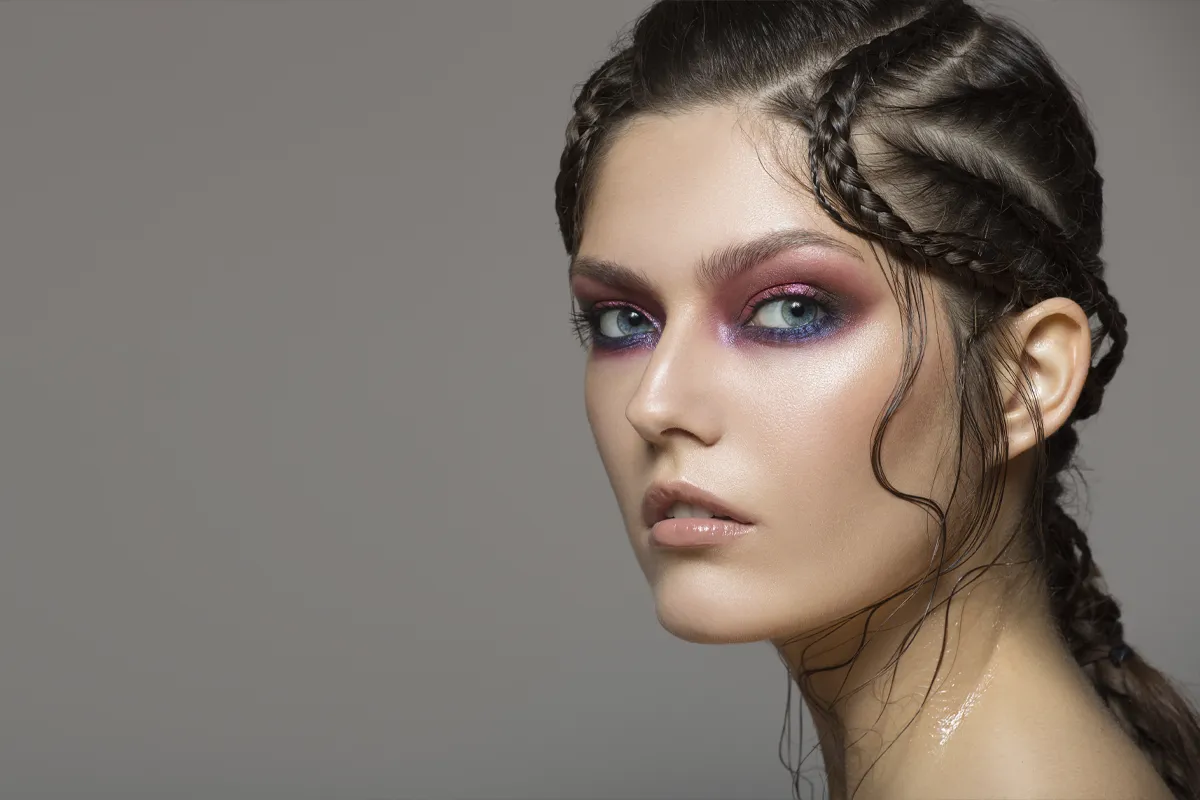 mujer maquillada y peinada profesionalmente