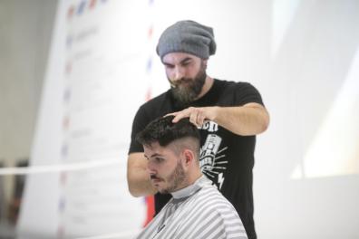 peluquero cortando el pelo