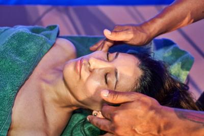 personas dándo un masaje