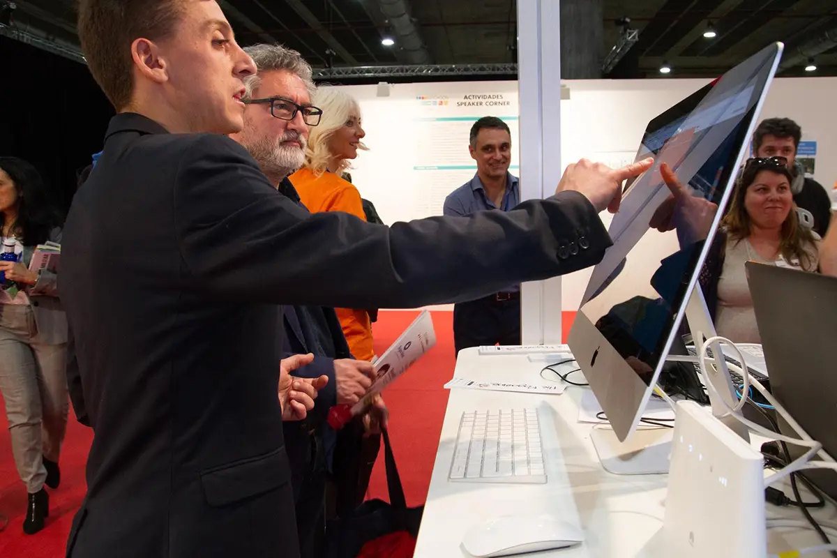 personas freste a pantalla de ordenador