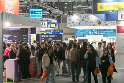 Visitantes recorren AULA, el Salón Internacional del Estudiante y de la Oferta Educativa, con universidades, centros formativos e instituciones educativas presentando su oferta académica.