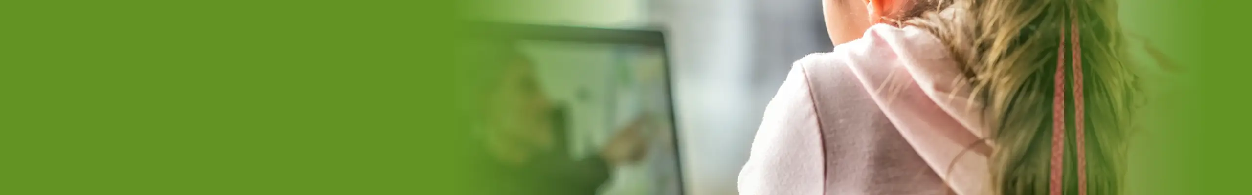 Niña viendo profesor en el portátil
