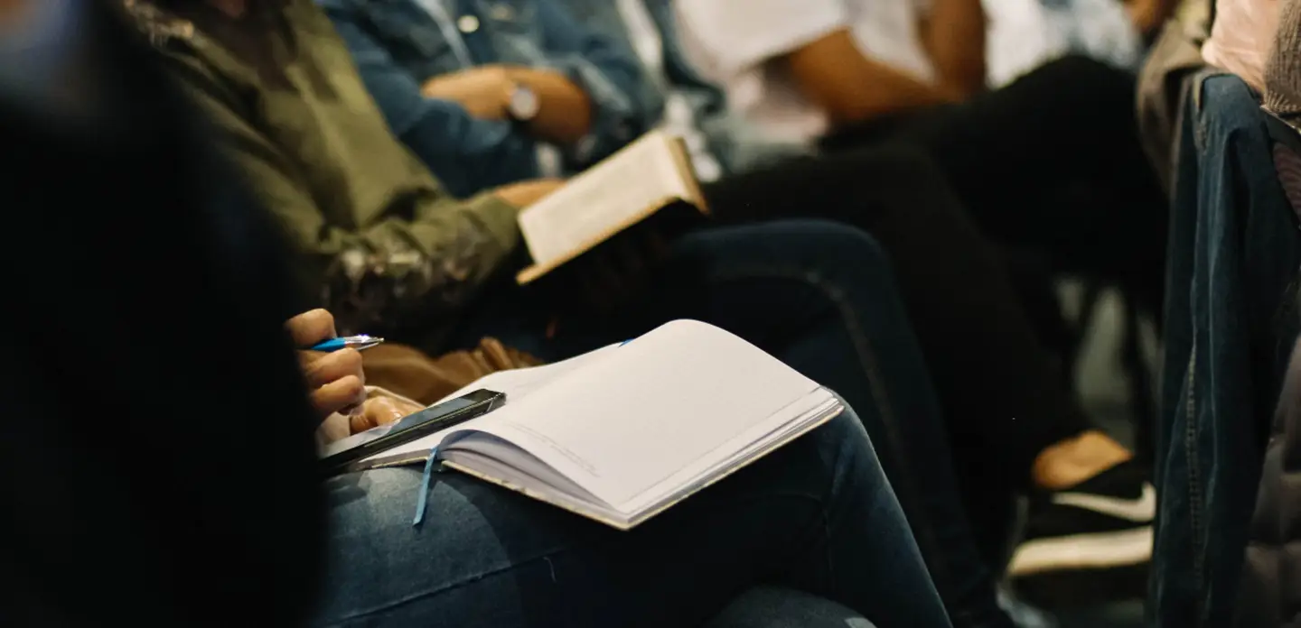 sentados en una conferencia