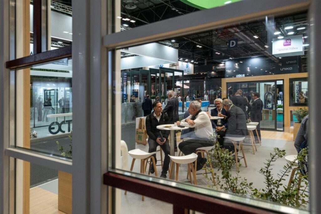 Personas hablando en un stand de SICOM