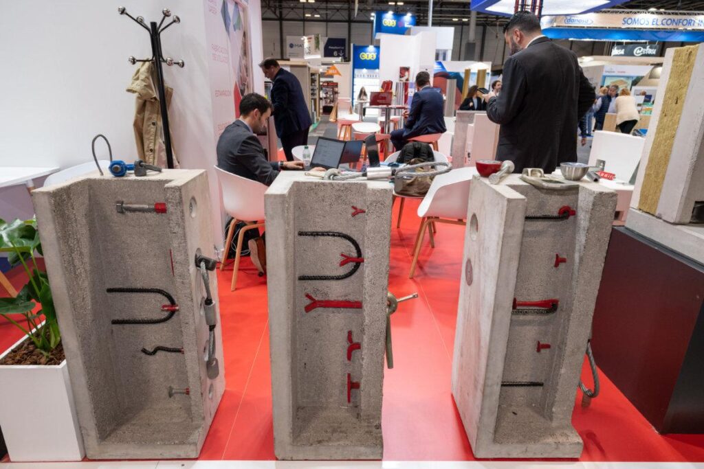 Materiales en un stand de SICOM