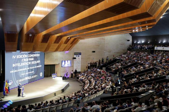 Speaker and audience at the Ciberwall conference.