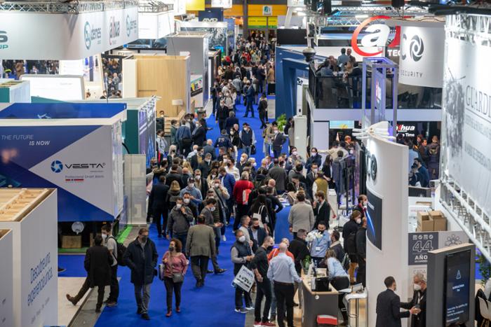 View of the aisles of one of the SICUR pavilions filled with professional visitors.