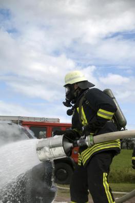 Bombero lanzando agua con espumógeno