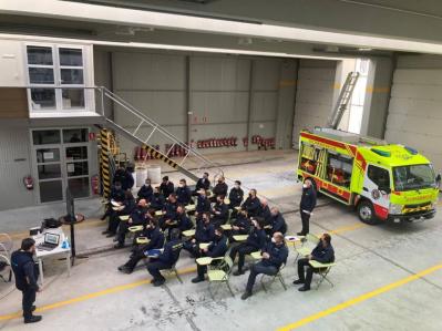Bomberos de Cádiz en la formación de Surtruck para que sepan sacar partido a los nuevos vehículos
