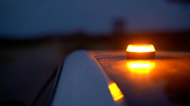 Dispositivo de emergencias dBlux colocado encima de un coche.