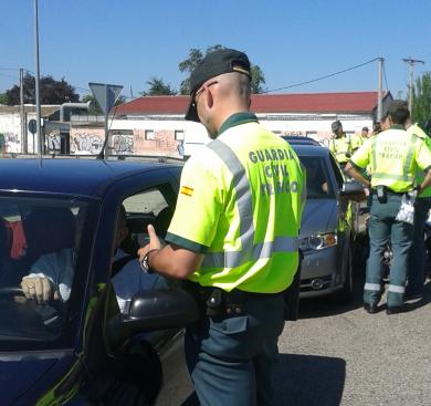 Guardia Civil realizando un control de alcoholemia