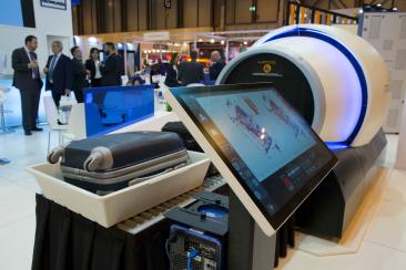 Imagen de un innovador escáner para aeropuerto presentado en un stand en SICUR
