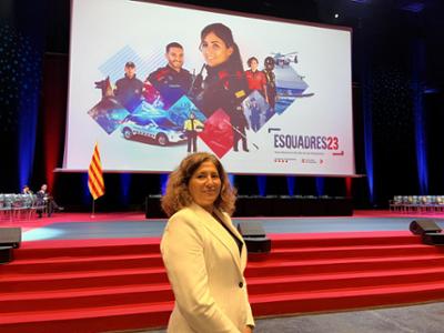 Maria Cruz Martin, gerente comercial de SICUR posa  delante del escenario donde se realizaron las condecoraciones de Mossos-Esquadra