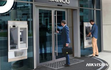 Una persona entrando en una entidad bancaria y otra interactuando en un cajero automático de la misma entidad.