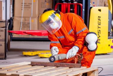 Persona trabajando con protección en una industria