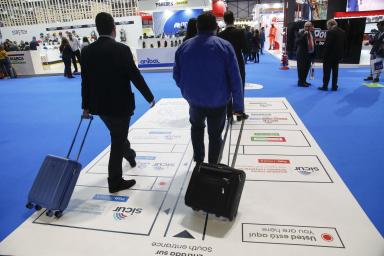 Profesionales entrando a uno de los pabellones de SICUR