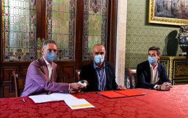 Representatives of Bosch and the Seville City Council sign the agreement