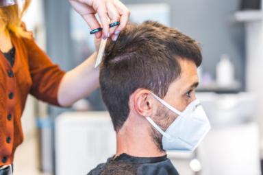 El sector de la peluquería ha tenido que adaptar sus servicios debido a la crisis sanitaria del COVID-19