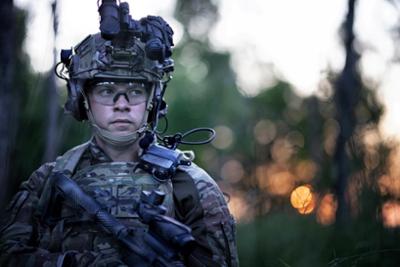 soldado con gafas Bollé Safety