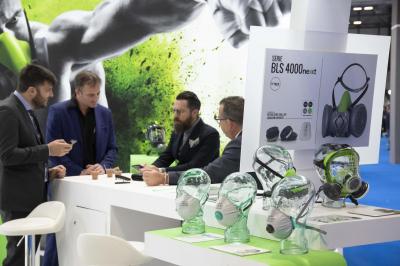 Stand de SICUR en el que se presentaron novedades en mascarillas para seguridad laboral