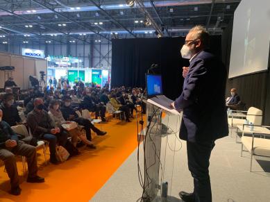 Uno de los ponentes durante la celebración del Foro sobre prevención de riesgos psicosociales en el Auditorio de Foro SICUR