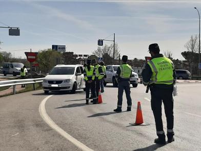 Varios guardias civiles de Tráfico y diversos vehículos en un control de seguridad vial.