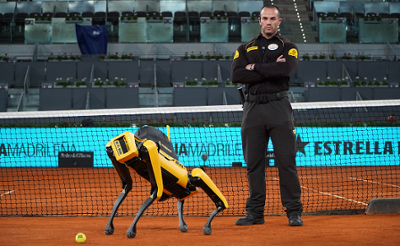 Un vigilante de seguridad y el perro robot inteligente que Prosegur desplegó en el último Mutua Madrid Open.