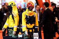Stand con uniformes de seguridad
