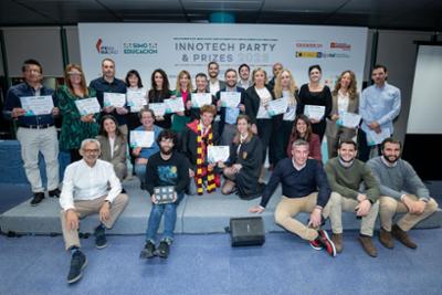 Foto familia con todos los premiados en SIMO EDUCACION 23