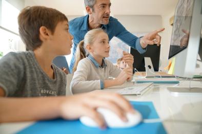 Niños interactuando con ordenador
