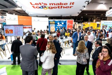 Visitors and exhibitors together at the stand