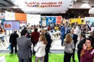 Visitantes y expositores juntos en el stand