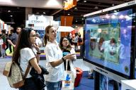 Visitantes mirando pantalla interactiva