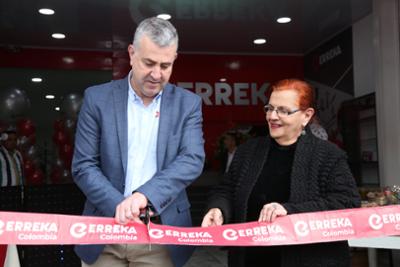 Antton Tomasena, CEO of Erreka, cutting the inauguration ribbon, together with a Colombian authority.