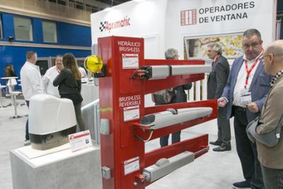 Expositor de automatismos para puertas y ventanas presentado en una feria del sector.
