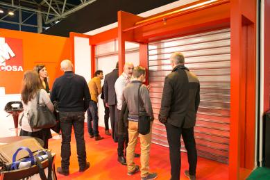 Imagen de unos  profesionales  visitando un stand en Smart Doors