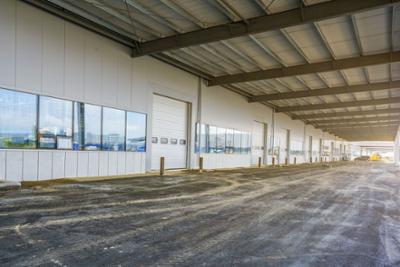 Una instalación industrial con puertas automáticas