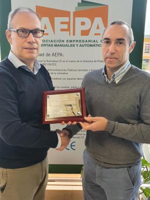 Javier Pérez Sánchez (izquierda) recibe una placa de reconocimiento de manos de Juan Carlos Erauso, nuevo Presidente de AEPA.