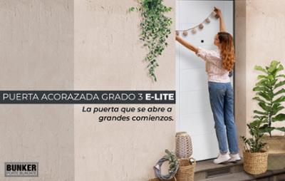 Una joven delante de una puerta acorazada E-lite