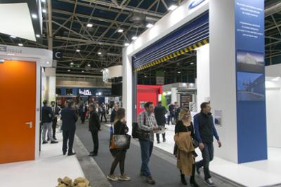 SMART DOORS pavilion where numerous professionals can be seen in the corridors and stands with new doors
