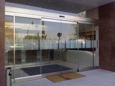 Puerta automática de entrada a un edificio de oficinas.