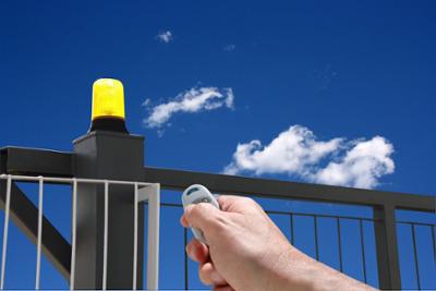 Una puerta automática manejada por un mando a distancia
