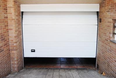 Puerta automática seccional de un garaje de una casa